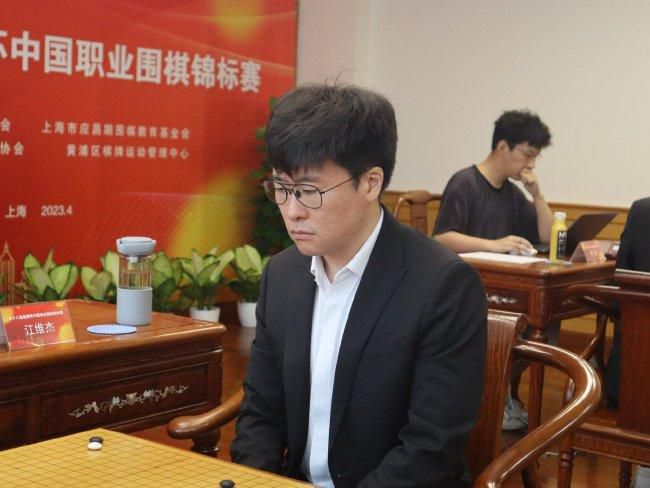 这种全能属性对曼联来说至关重要，他是俱乐部最重要的球员之一。